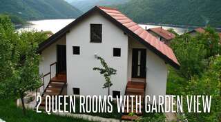 Мини-отель Guesthouse Zvono Плужине Номер с кроватью размера "queen-size" и видом на сад-3