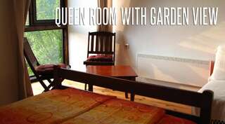 Мини-отель Guesthouse Zvono Плужине Номер с кроватью размера "queen-size" и видом на сад-13